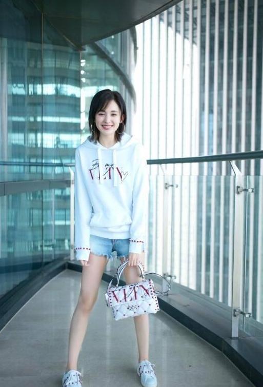 古力娜扎的清凉时尚穿着, 牛仔短裤秀长腿, 网友: 短裤能再长点吗