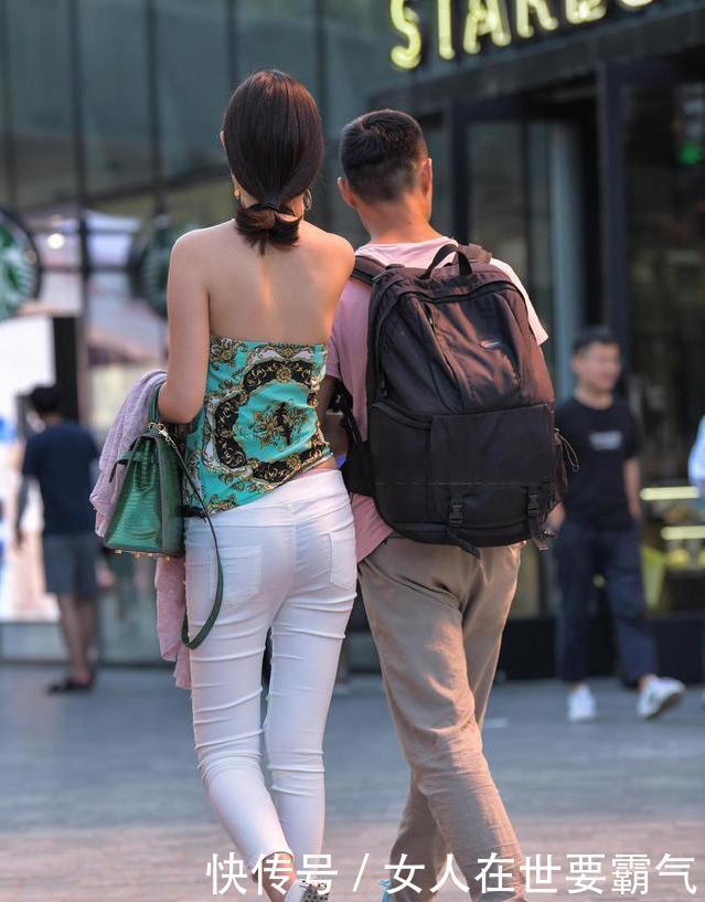 「 美女」紧身裤秀出完美身形!,美女吊带装出街略显粉彩
