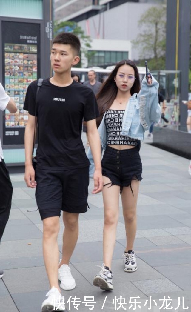  搭配|路人街拍，美女穿着一件v领的黑色连衣裙，显得清新自然