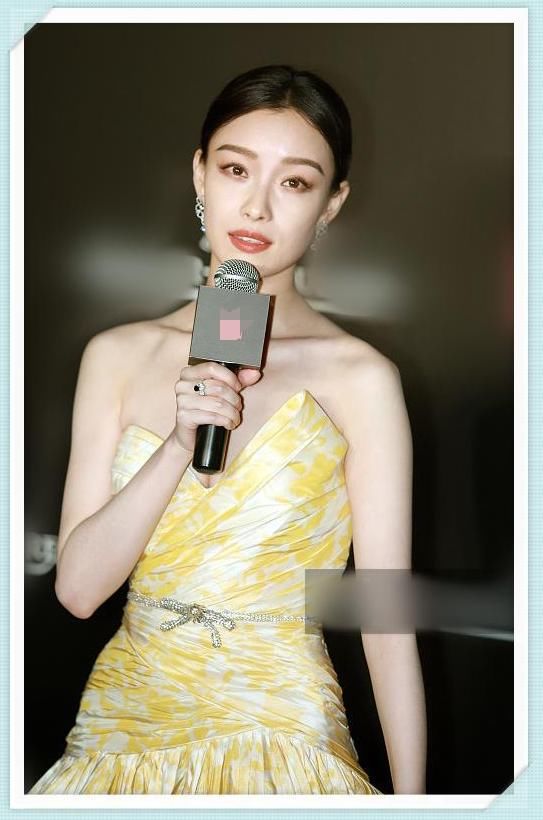 许晴宝刀未老！49岁穿抹胸裙依然艳压群芳，连倪妮都不是她对手！