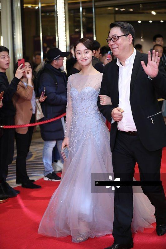 “国民闺女”关晓彤撞衫“土包子”蓝盈莹，相差7岁，差距太大！