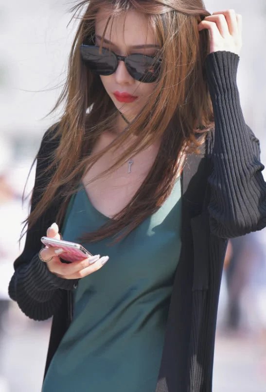 气质小姐姐墨绿色丝绸吊带连衣裙搭配黑色外搭，高贵性感又霸气