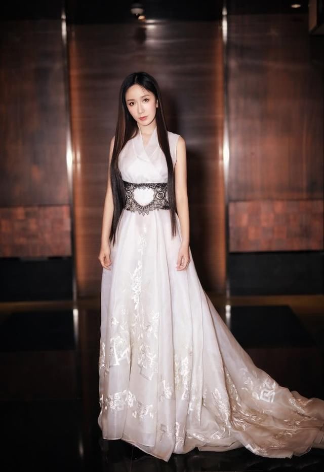 娄艺潇真会穿，蛋糕裙配斜肩T恤穿出时髦感，一般人都驾驭不了！