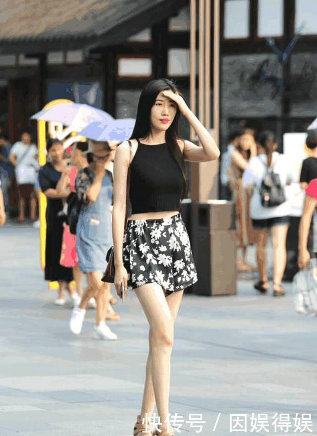  身材：小姐姐穿了超短的牛仔裤，将大长腿展示出来