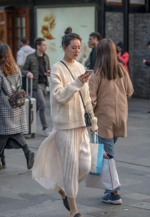  『气质』街拍：小姐姐修身的背心搭配时尚的半裙，清爽又不失女人青春气息