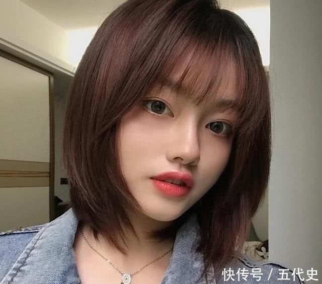 女生@小个子女生别留“黑长直”,今年最流行的4种短发,既显高又瘦脸