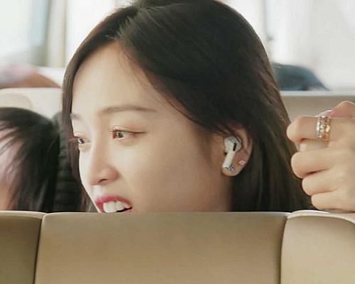 「女生」吴宣仪炫耀自己吃不胖体质，谁注意孟美岐的表情？女生都懂