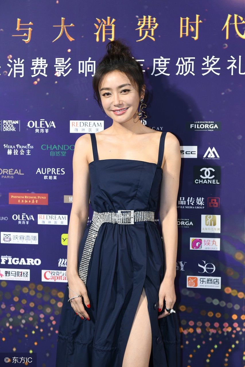 秦岚身穿黑色开叉裙亮相，身材依旧惊艳，网友:看着哪像37岁的人