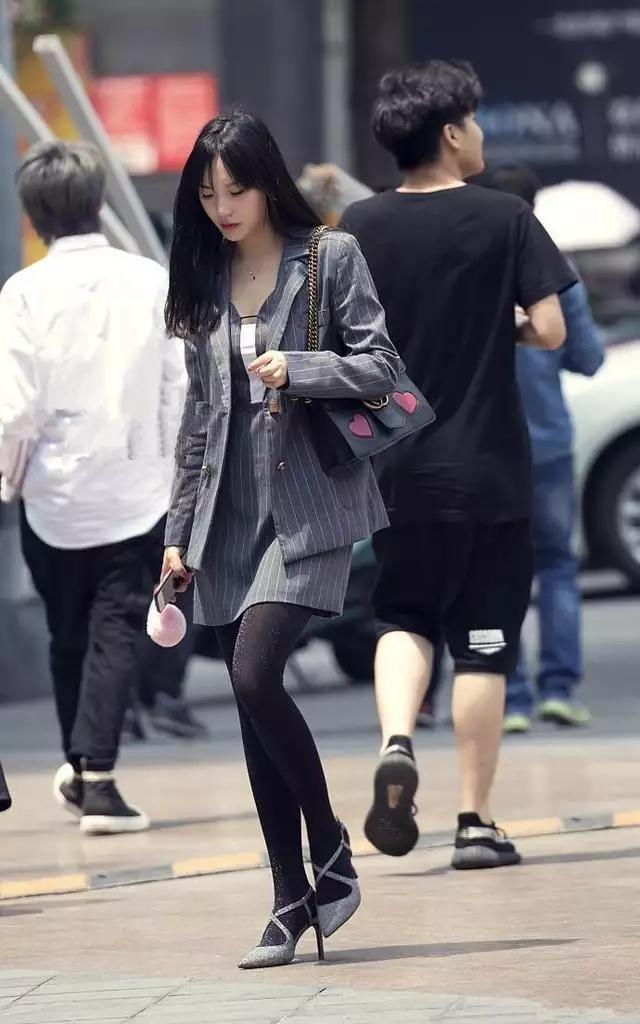 街拍美女：纯洁美丽月眉星眼，小蛮腰女神！