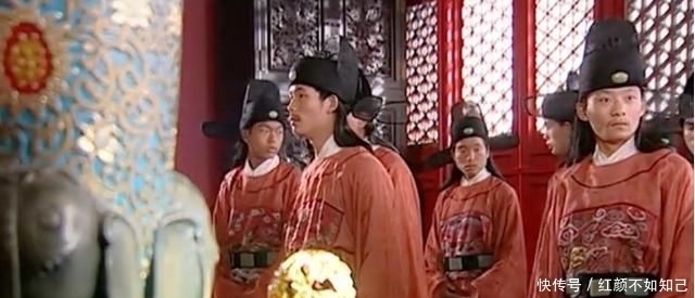  朱元璋剧照：朱元璋写了副对联挂在殿前，大臣一脚踢翻，朱元璋重重有赏
