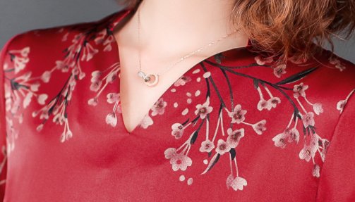 瞧瞧!新出“高档红”妈妈装，竟比旗袍洋气，难怪婆婆一买就5件