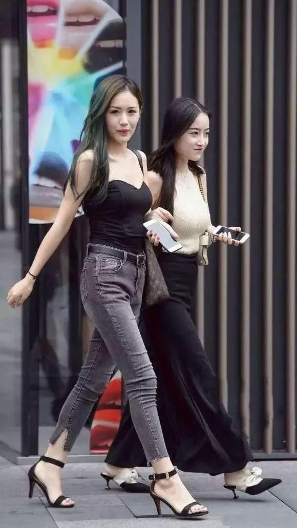 街拍:两个逛街的美女，随便一个都是超模的身材