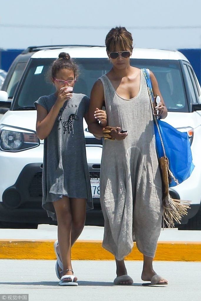 “黑珍珠”哈利贝瑞脚踩拖鞋素颜外出 穿宽松裙低胸秀事业线