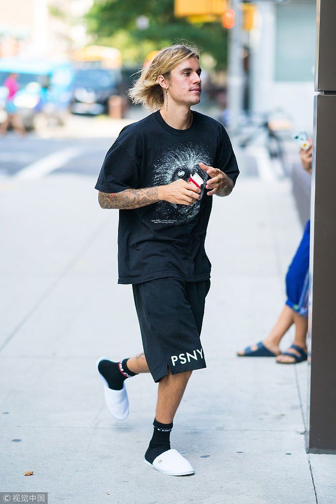 急见未婚妻？比伯运动袜配拖鞋略显邋遢一路小跑   满脸爆痘面颊