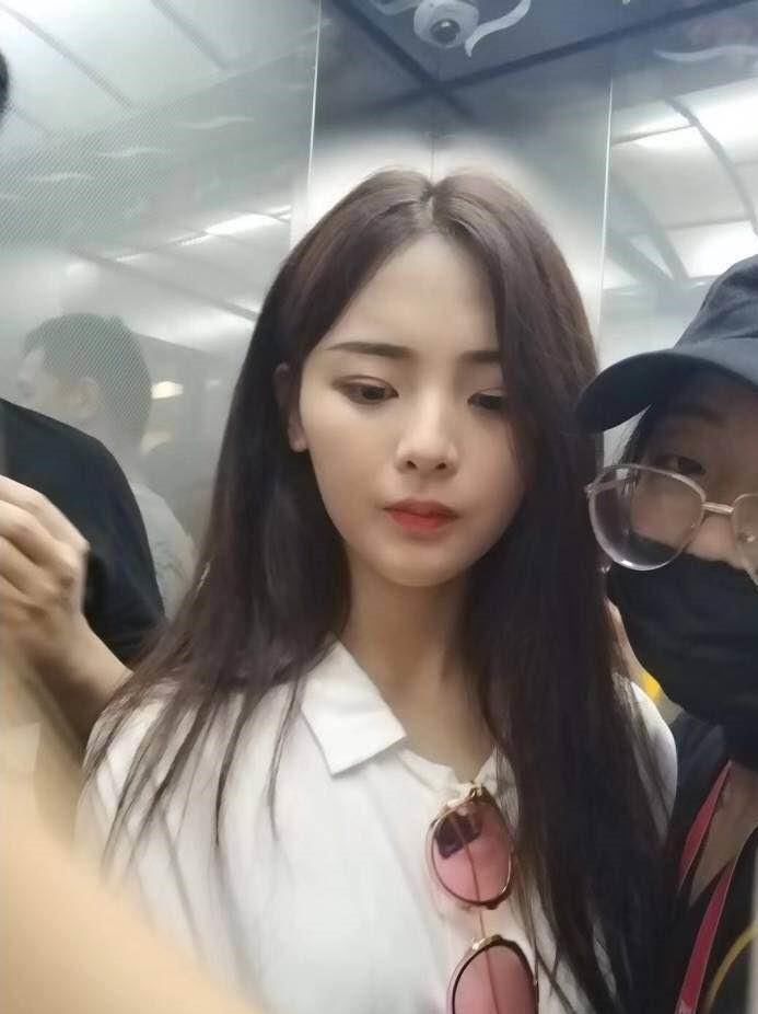 20岁宋祖儿和19岁杨超越同秀美腿,网友:这差距可不止一岁!