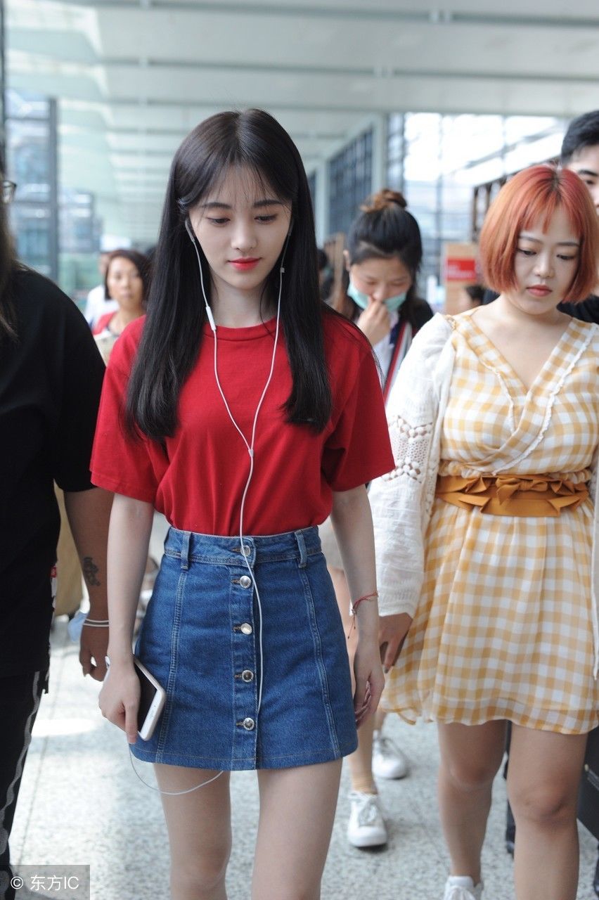 千年美女鞠婧祎红色T恤牛仔短裤，却被一旁波波头小姐姐抢镜了