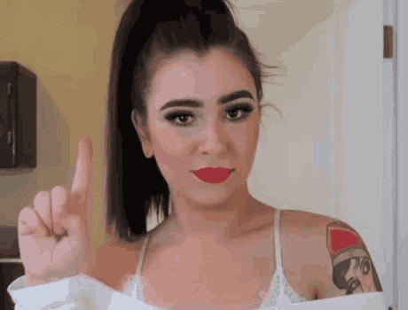 美女每天化妆上班,同事都很好奇她的素颜模样,晒出素颜照后惊艳