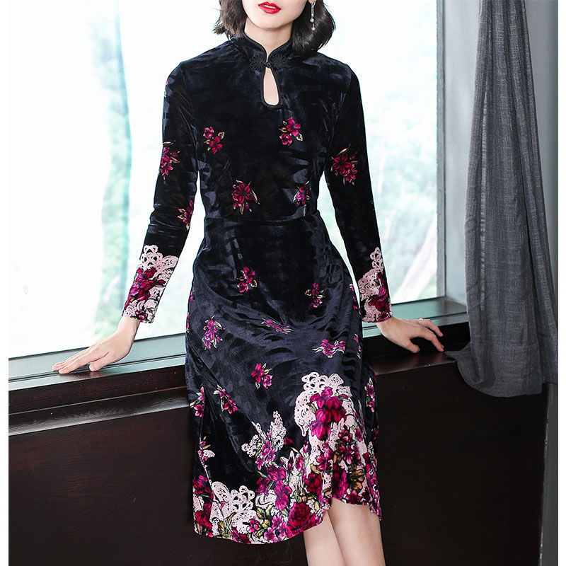 把统统连衣裙比下去的旗袍裙，搭开衫+裸鞋，60后妈妈穿洋气飞