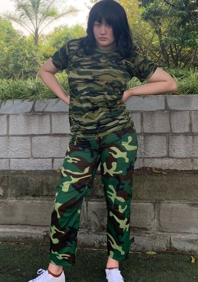 『穿搭』赤木刚宪不止200斤吧?竟能把阔腿裤裤穿成紧身款,我服了!
