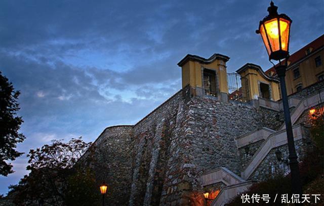 世界上城堡数量最多的国家之一,被称为欧洲的心脏