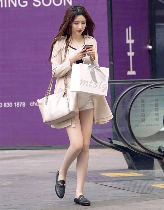 街拍，长的好看还年轻是一种资本，穿的时尚才是本领