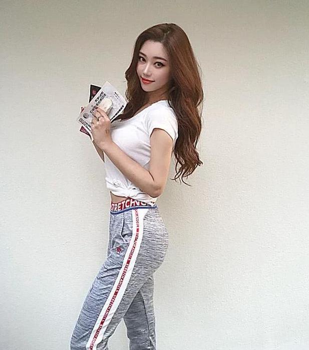 当健身美女走出健身房后，凹凸惹火的身材，仿佛这世界只有她