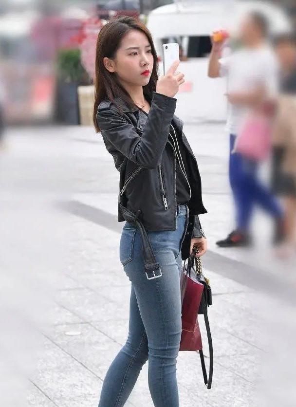 设计■牛仔裤经典的版型让你修身又有型，简单而大气，什么穿都好看