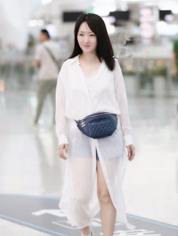 杨钰莹又作妖，短裤内穿成焦点，网友：一般人做不出来的！