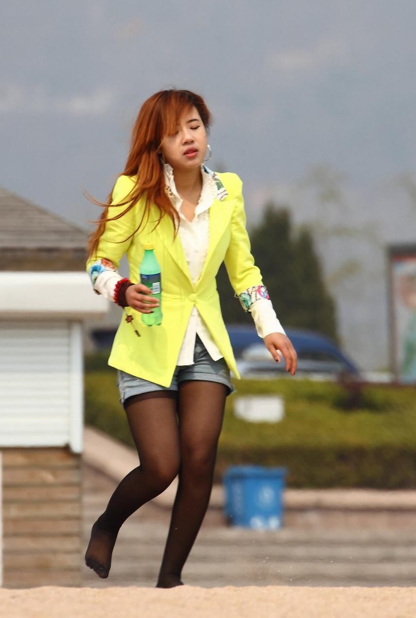 街拍:阳光沙滩上蹲姿曼妙的美女，细腻的黑丝更加灵动