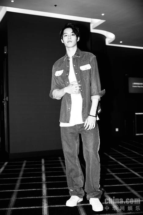 曹佑宁化身牛仔型男 “滤镜系”男友撩力满格