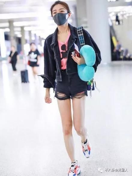 女星早秋机场秀，蒋欣依旧雄壮，张馨予幸福肥，吴昕身材比例太虐
