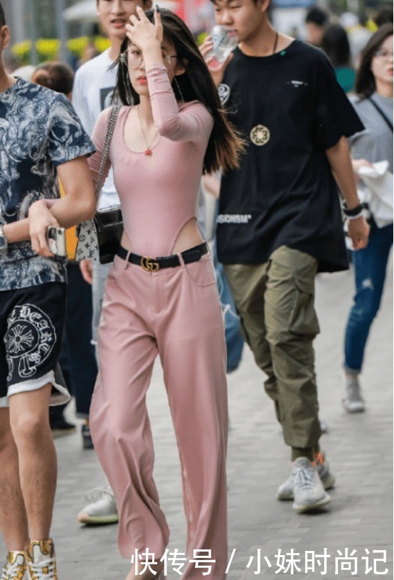 刚好|街拍:这裤头刚好合适, 扎皮带太影响美观, 真是多余了