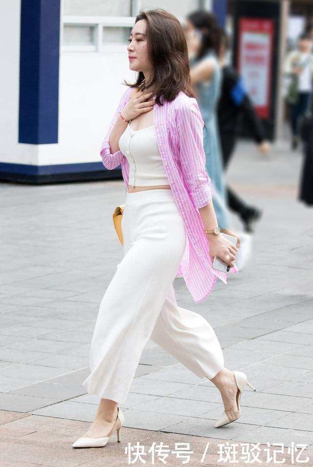 街拍: 图一气质迷人的美女穿露肩上衣配白色喇叭裤,漂亮熟女一枚