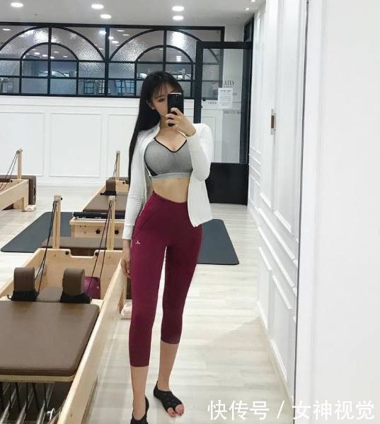 潇洒浪漫的打底裤美女，身材紧致有型，真让人羡慕！