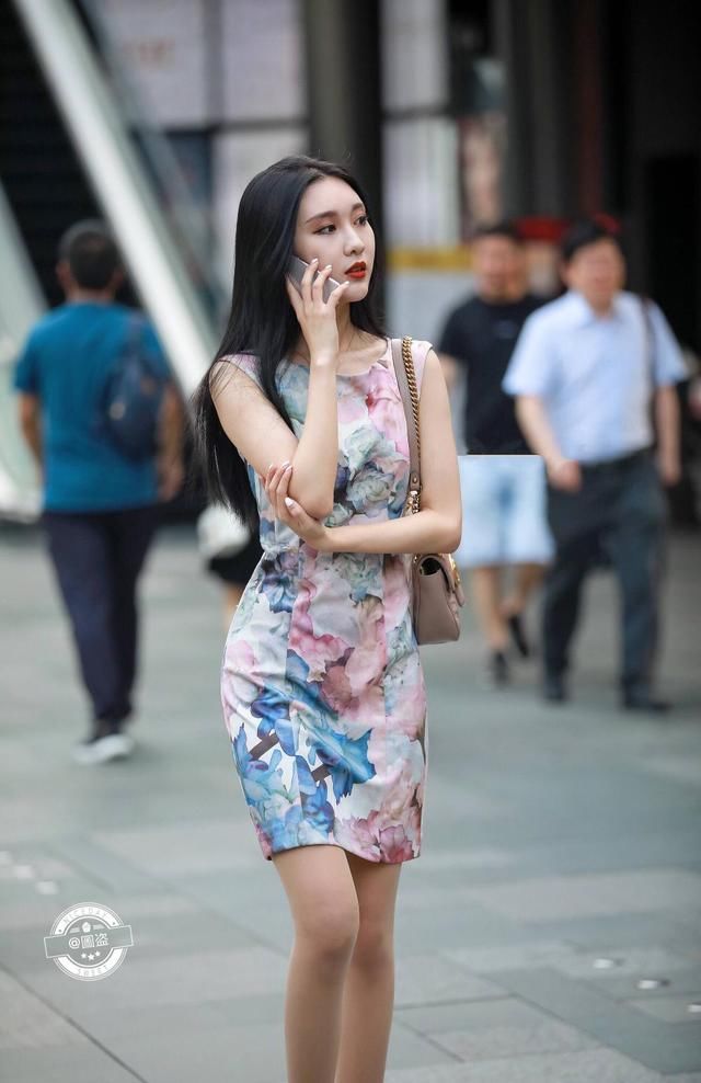 路人街拍，“蚂蚁腰”配旗袍，美到心坎里