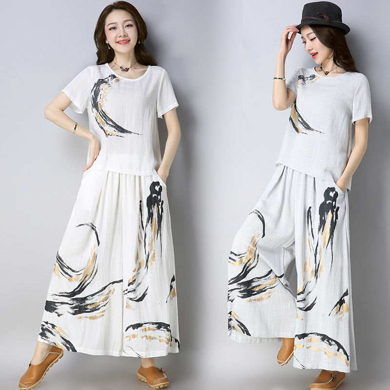 如果你也是70后，嫌穿裙子不方便，就穿棉麻套装，洋气超嫩美