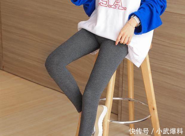 不要再穿土气的小脚裤了，今秋流行这样的打底裤，女人味十足