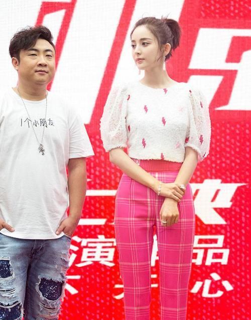 [气质]不用羡慕“直角肩”，试试这4种上衣，气质丝毫不输“天鹅颈”