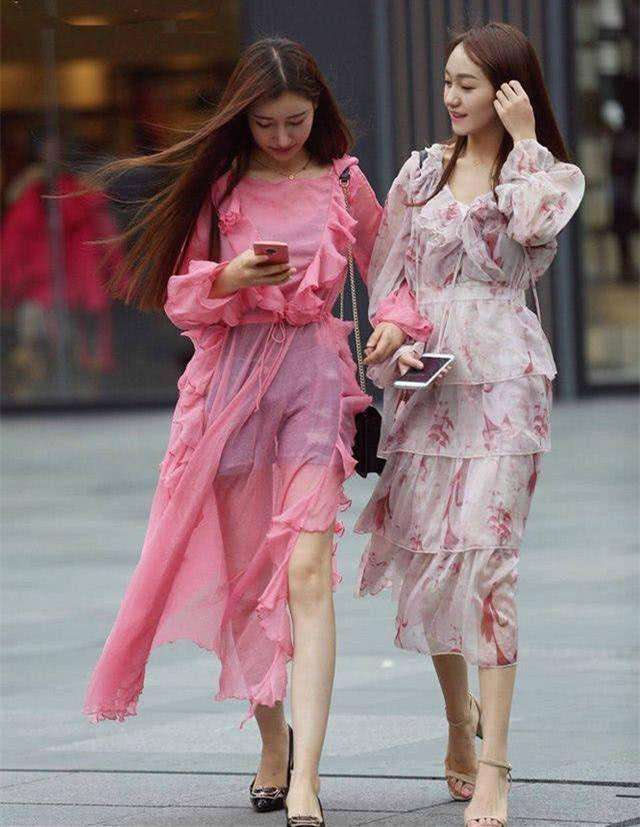 街拍：粉色凸显“小公举”气质，一阵清风小大长腿躲不住!