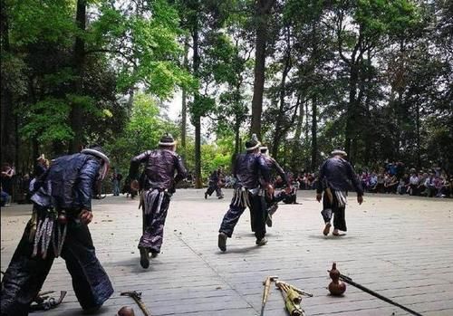 中国最后的持枪部落：男子用镰刀剃头，大爷持枪表演：一枪20元