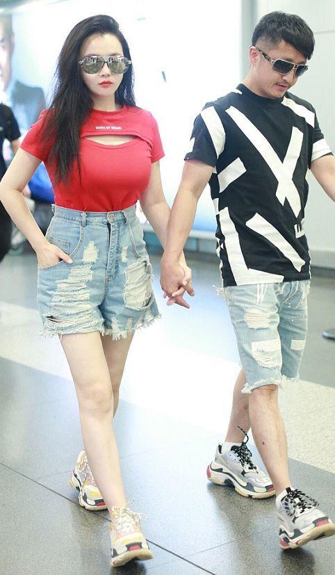 街拍：女人们露锁骨上阵，这才是夏天“露肉”的最低标准！