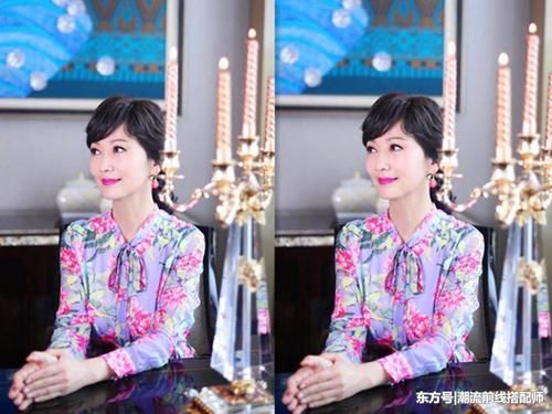 64岁赵雅芝厉害了，一身印花连衣裙真帅气，网友：嫩了半辈子了