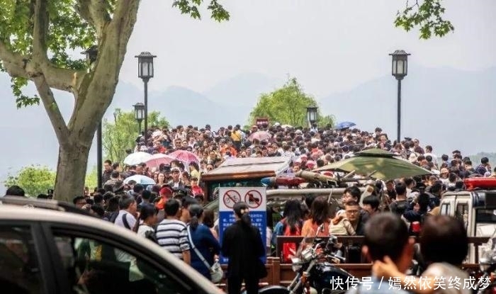 60万游客挤爆西湖，小伙伴们都被挤“哭”了，游客：我想回家！