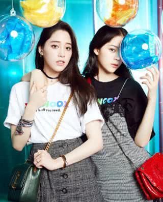 欧阳娜娜和姐姐拍合照，照片中姐姐身材高挑，完美的曲线