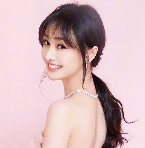 # 尊重#看清背后拉链处,这才是对礼服最大的尊重,郑爽转身让摄像师拍