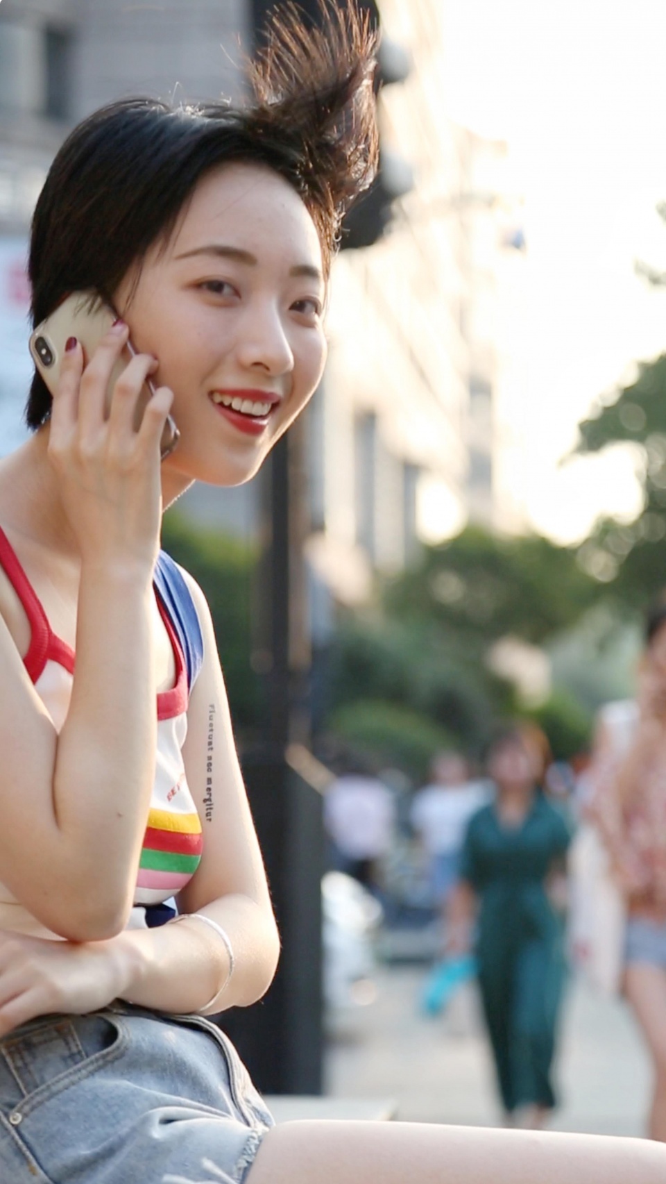 路人街拍，小姐姐们纷纷换上了纱裙，随风舞动，非常的唯美浪漫