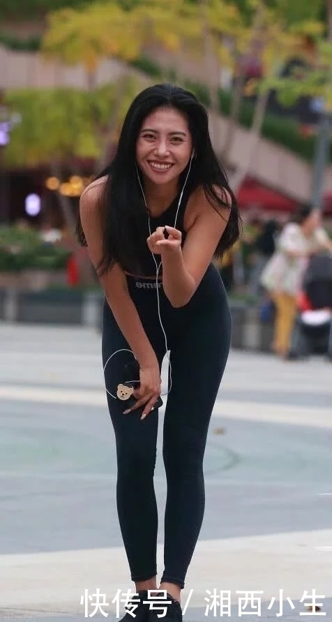 街拍：身材很棒的小姐姐，窈窕的身材搭配紧身套装，笑起来真好看