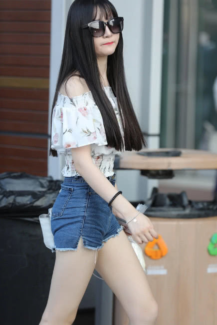 喜欢戴墨镜的小姐姐发现跟错了人，闺蜜在身后笑弯了腰，绝交吧