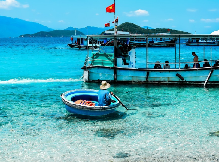 爱拍照的美女游芽庄海滩，一件镂空吊带裙，散发出与众不同的美