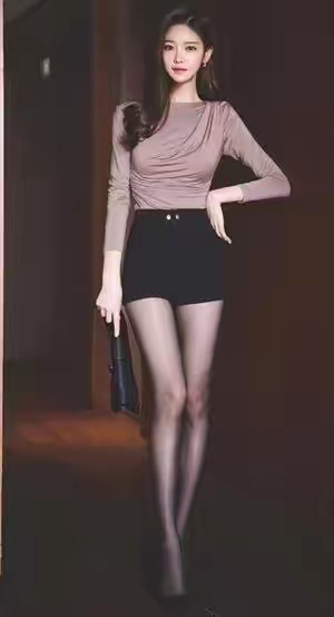 妹子，丝袜搭配短裙，你就是女神，太美了